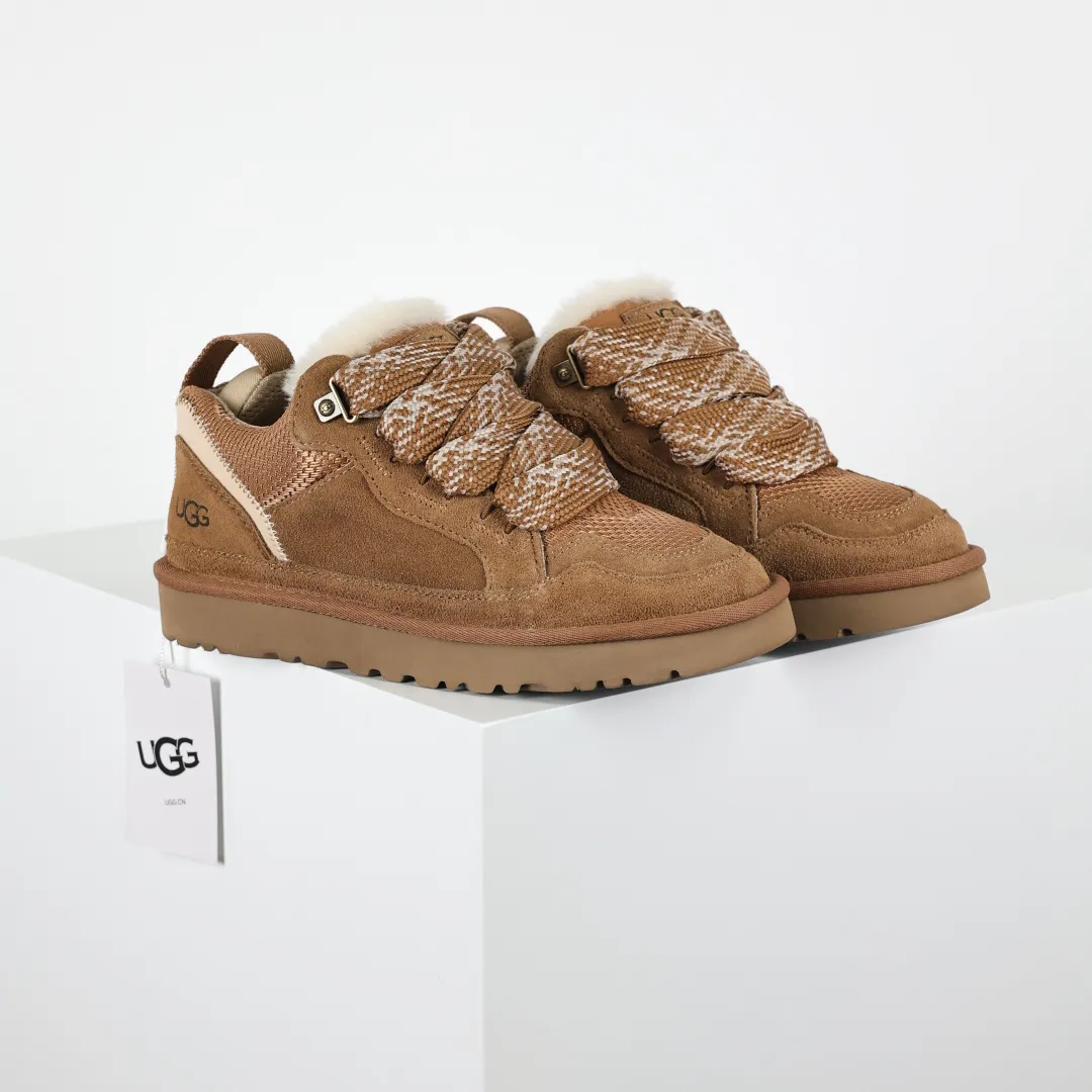 Pick up locally 💰660 Core recommended good price Independently developed original outsole, cashmere insole, keeping warm in winter, suitable for home use. In recent years, uug has launched a style series, which is partially skewed towards the preferences of young consumers, and has also been at the forefront of fashion trends. Shoe body material, water-repellent coated suede upper, 17mm UGGPURE™ implanted wool insole, lightweight non-slip and comfortable rubber outsole, with brand LOGO, complete packaging, size: 35 36 37 38 39 40